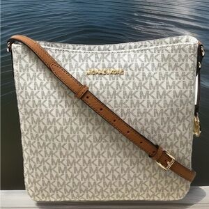 🆕 Michael Kors Jet Set Travel Large Messenger MK Signature Crossbody Bag Vanilla